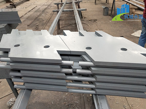 多向变位式伸缩装置